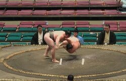 「すごい回転した」強烈な投げに力士が大回転 「ブレイキン」「氷の上みたいに」驚きの声