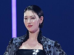 「迫力半端ない」「スタイル圧巻」ぴったりサイズの衣装に映える三吉彩花の極上ボディをファン大絶賛「三吉ちゃんすごい」