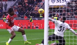 物議…鈴木彩艶が“キャッチできず”で痛恨失点！「止める術があった？」vs「どんまい」評価が割れたワンシーン