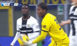 「なにしてんの笑」鈴木彩艶の“珍パントキック”に総ツッコミ！「痛そう」「低弾道すぎる」味方の背中に直撃した瞬間