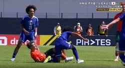 「VARなくて助かった」U-19日本代表MFが激しいディフェンス→主審流すも捉えた光景に「レッドでもおかしくなかった」の声も
