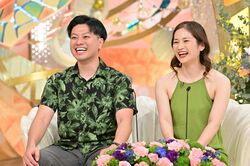 美⼈で清楚な妻に一目惚れするも、妻が突然脚にまたがり情熱的なキス！豹変する妻にノックオンされた夫