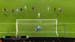 日本代表MF、大ブーイングのなか強烈PK弾を叩き込んでEL初得点！「一矢報いた！」GKの手を弾く弾丸シュート炸裂の瞬間