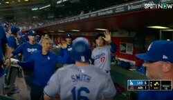 これは反則レベル！ 大谷翔平、ハイタッチがヤバすぎると話題に　ベンチで見せた“巨大すぎる”リアクションにファン騒然「大丈夫かよw」「吹っ飛ぶレベルだな」