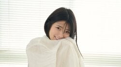 会社員など経てグラビアデビュー 山田かなが披露する“圧倒的美ボディ” SPA！デジタル写真集発売記念の誌面カット公開