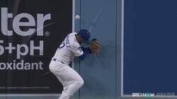 結果は本人が一番わかってる…？T・ヘルナンデス、壁にぶつかり落球に超ガッカリ顔 完全捕球？落球？際どい状況もチャレンジは失敗