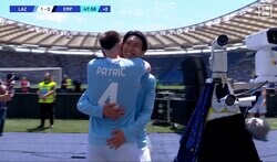 「素敵すぎる」「なんか感動」鎌田大地、満面の笑み＆熱いハグが大反響！ 同僚の決勝点を祝福した瞬間「チームに溶け込んでいるのがよく分かった」「そんなに仲良かったのか」