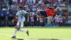 「なんて愚かな」「1枚もらった選手のプレーじゃない」25歳アルゼンチン代表MF、アフタータックルで2枚目イエロー→痛恨の退場処分に「我慢して欲しかった」