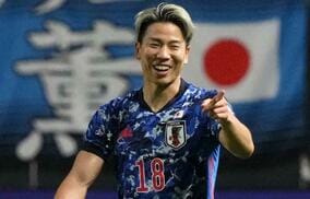 鋭い目つきが光る日本代表FW浅野拓磨のスーツ姿が“キメすぎ”？前田大然からツッコミが入る