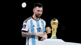 感動的！W杯優勝のメッシ、女性に抱きつかれて驚く…母だった！