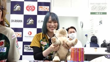 犬の手も借りたい？「ナイスー！わんわん！やった！」人気女性選手の“ぬいぐるみ”全力応援に周囲もほっこり／麻雀・Mリーグ