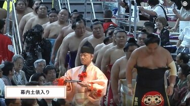 人気力士、衝撃の“金ピカ”化粧まわしに熱視線 「高そう」「カッコイイ