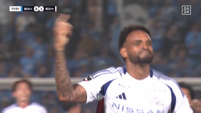 「他サポだけど泣ける」横浜FM退団のエースが独特PKで惜別弾「アンデルソンロペスの涙にもらい泣き」ゴール後泣きながらサポーターに駆け寄る姿に感動の声 5枚目
