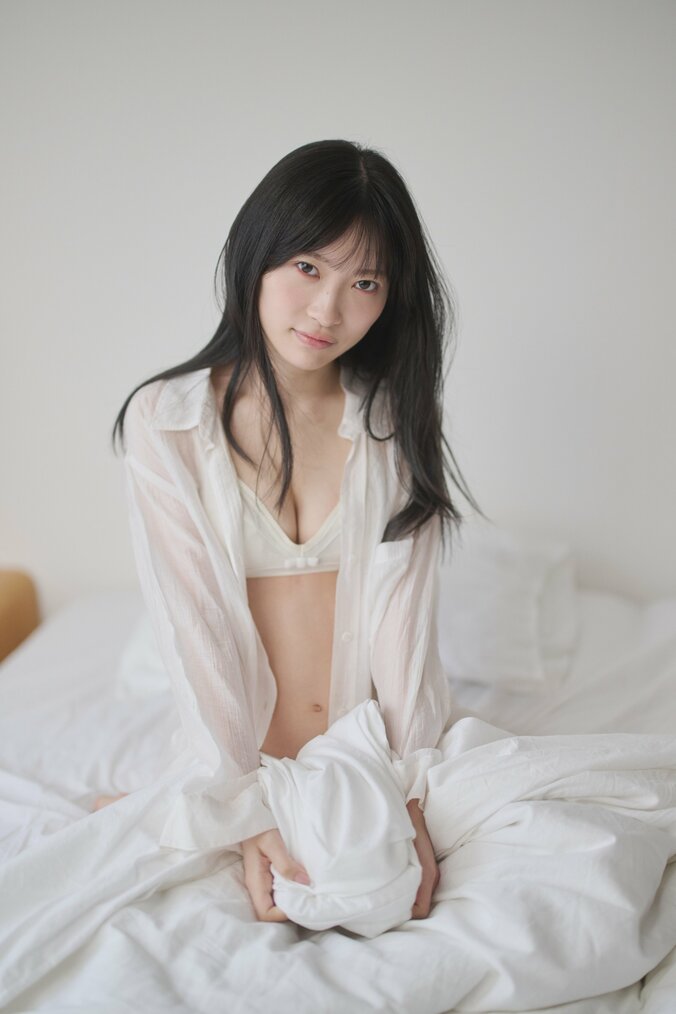 ストロボグリッター・黒崎氷菜、スレンダーボディに“大人な姿”を披露したデジタル写真集が発売 5枚目