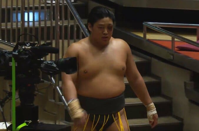 「顔がすごいことに」「左目すげぇ腫れてる」力士の表情にファン困惑「見えてないだろ…」心配の声も 2枚目