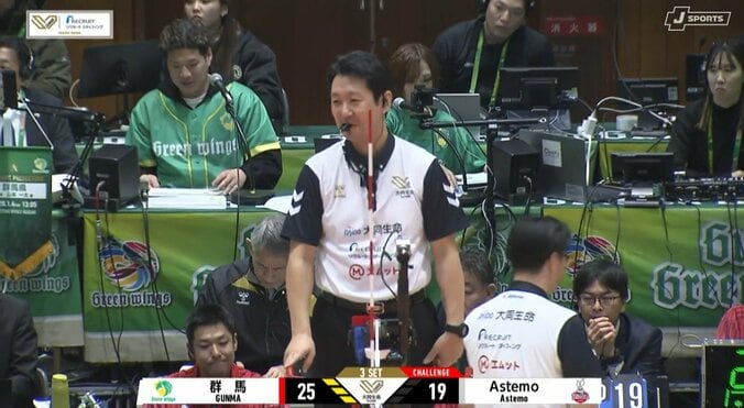 笑顔を浮かべる