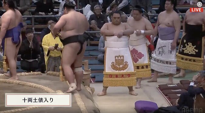 【写真・画像】安青錦が「はじきとんだ」 大関に異変…“らしからぬ光景“に「もはや別人」「どうした」心配の声相次ぐ　1枚目