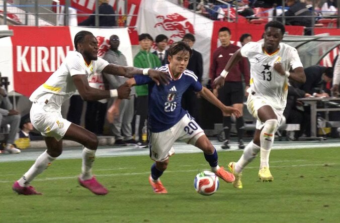 驚愕！久保建英の“急加速ドリブル”が「クイックネスすご」「ファウルでしか止められない」超絶タッチにガーナDFは大慌て 3枚目