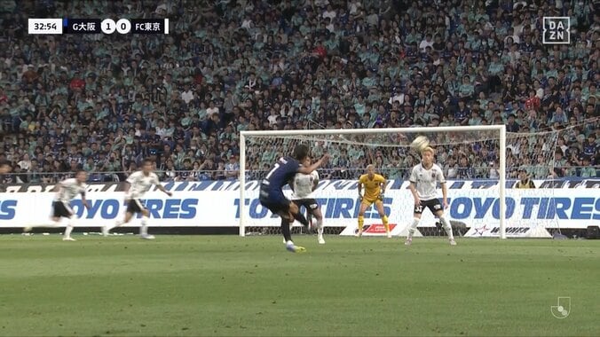 嘘だろ？G大阪・宇佐美の超スーパーFKを許したFC東京の“壁”が物議「2枚しかいないって何？」「直接狙える距離...」 2枚目