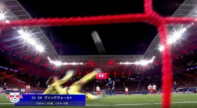 足で「止めた！」欧州CLで衝撃のPKストップ ベルギー代表GKの神“足”セーブに「よく右足を」実況アナ絶叫→脱帽 3枚目