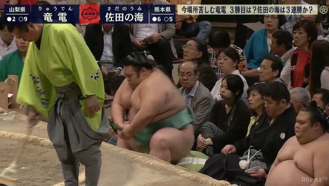 貴景勝が土俵下の控えで座布団にお尻からポン！　萌え仕草に視聴者から「かわいい」「ちょっと飛んだ」 1枚目