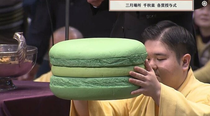 「デカすぎる」「なんやこれw」霧島に“巨大すぎる”副賞 「館内ざわついてて草」ファン騒然 2枚目