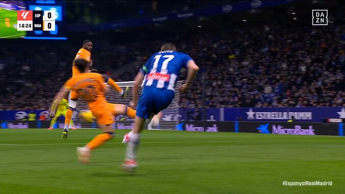 【映像】リュディガーが着地→膝をおさえて座り込んだ瞬間