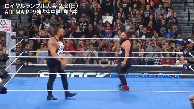 敵レスラーと並んでも圧倒的大きさのストローマン（左）