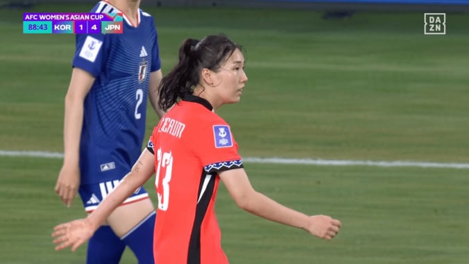 「暴力的になってきた…」韓国MF、なでしこDFの“腕を掴む→足を蹴る”で即ファウル「潰しにきたな」「怪我に気をつけて」ファン騒然【女子アジアカップ】 5枚目
