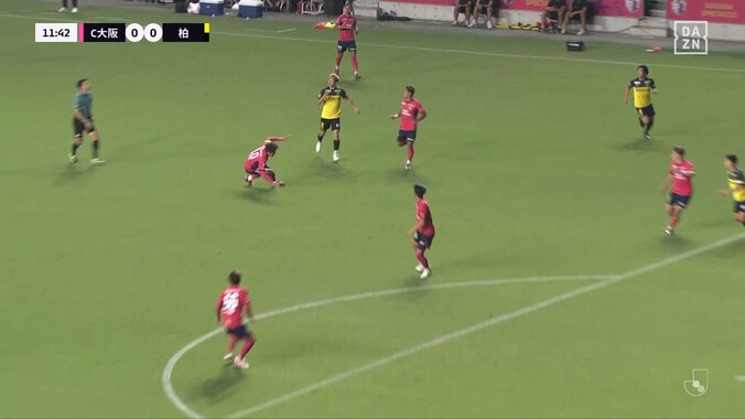 大丈夫か？至近距離からのロングフィードが頭部直撃でスタジアム騒然「衝撃がえぐい」プレー復帰もファンは心配の声 5枚目