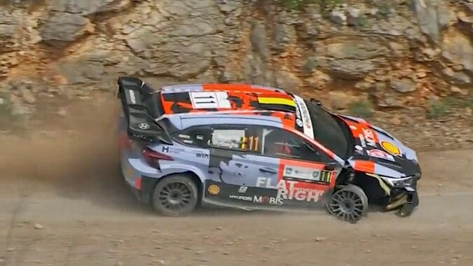 【写真・画像】「うそだろ」大荒れ世界ラリーで“タイヤ破断”も大激走 日本人ドライバー、劇的Vを呼んだ衝撃光景に「ボロボロやん」驚く声　1枚目