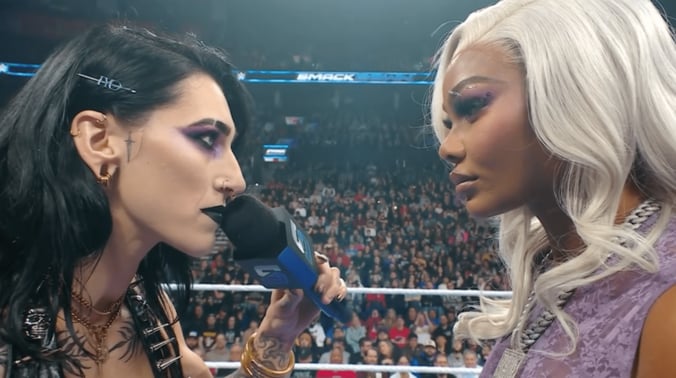 リア（写真左）のヘアピンに“IYO”の文字が