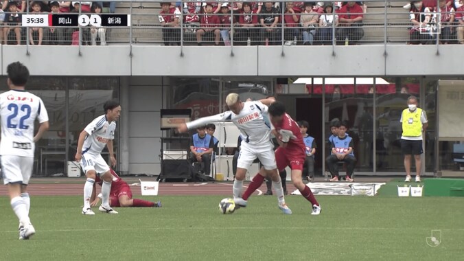 「レッドだろ！」新潟DFが激昂→岡山DFの喉元を突き飛ばす…「報復行為で普通に暴力」「ベテランがやることじゃない」振る舞い＆判定に批判殺到「なんで舞行龍だけイエロー？」 5枚目