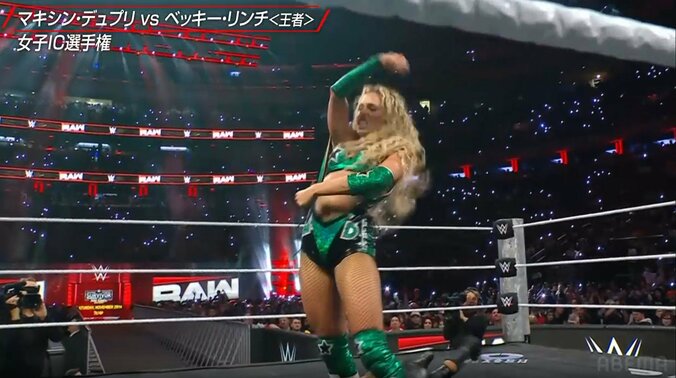 シングレットを肩から下ろす気合の“ちょい脱ぎ”パフォーマンス