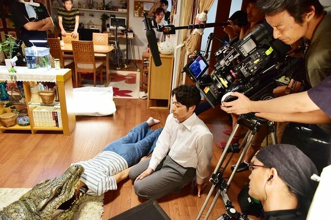 映画『妻ふり』 “死んだふり”メイキング映像公開　「なんの映画を撮っているのか…（笑）」 1枚目