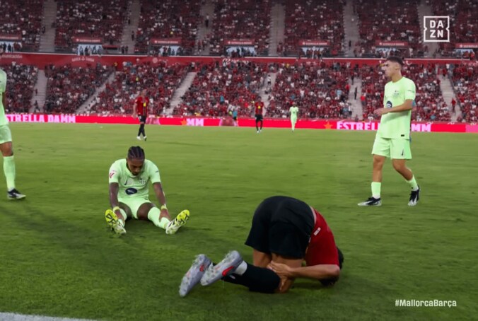 「さすがにレッドカードやろ！」バルサFWの“やりすぎ後方タックル”に大ブーイング！「マジで危ない」「審判が問題」相手スタッフが詰め寄って一触即発 5枚目