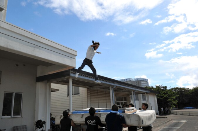 『僕やり』窪田正孝、“命綱なし”屋上飛び降りシーンの裏側を初公開「色んな角度から何度も何度も…」 4枚目