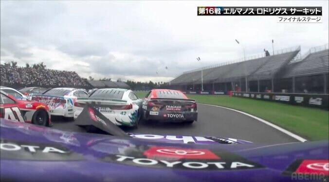 後方でも他車がポジション争いでせめぎ合う