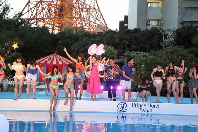 水着ギャル100名とのプール開きに、スピードワゴン井戸田が大興奮 3枚目