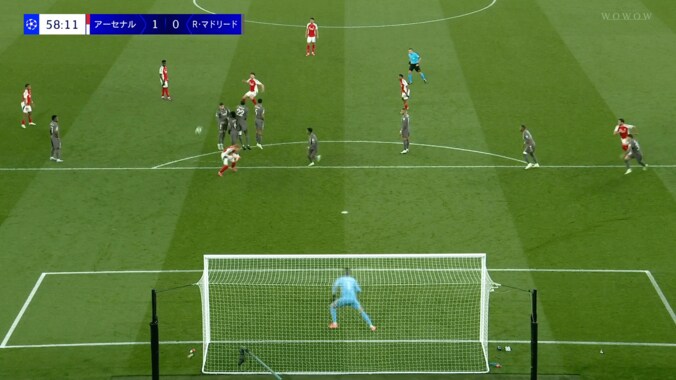 SNS狂喜乱舞！ CL決勝T初“直接FKダブル”の歴史的瞬間「力強いベッカム」「朝からライスおかわり」「クルトワから２本はえぐすぎる」アーセナルMFの弾丸カーブショットが話題沸騰 5枚目