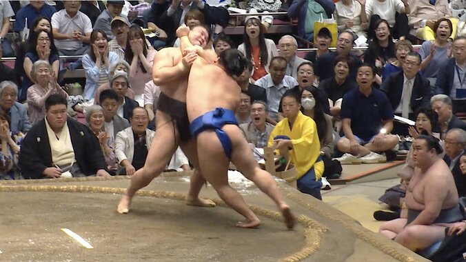 【写真・画像】「炎鵬、なんだ今の?!」体重約2倍…95kg差を覆す驚きの決着「跳んだ」「すごいんだが」館内もやんやの喝采 1枚目