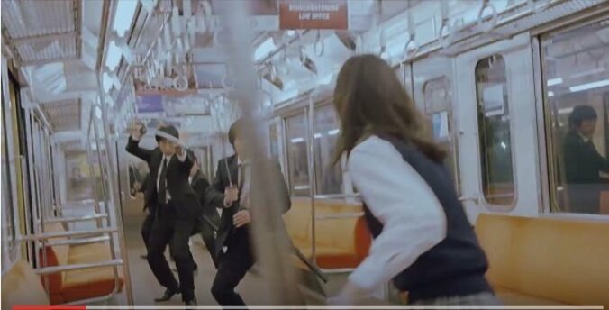 女子高生が駅構内で襲い掛かってくるサラリーマンたちを斬りまくる 1枚目