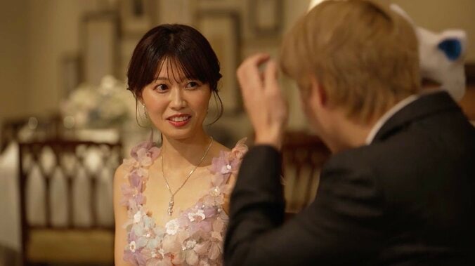 【写真・画像】婚活中の32歳アナ、デコルテ美しいドレスで寄り添った年収4000万の金髪経営者に運命感じ「やっと会えた」　1枚目