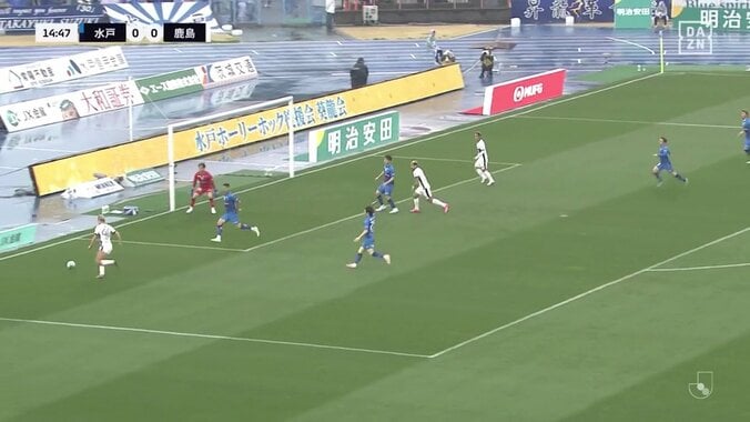 「優磨のリアクションじわる」鈴木優磨のチャンスメイクから波状攻撃も…まさかの展開で見せた一瞬の表情が話題「そりゃその顔なるわな」 5枚目