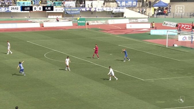 「審判寝てるの？」「国際的によくあるじゃん」VARのないJ2で“バックパスルール”を巡る微妙な判定が物議「どうとでも取れるプレー」 3枚目