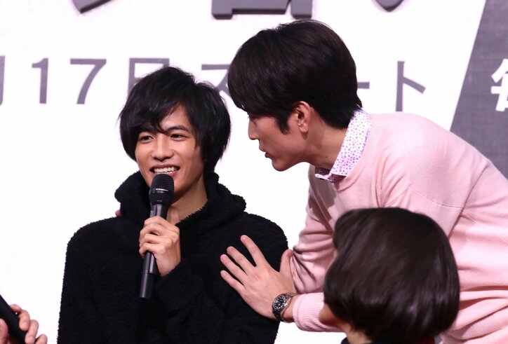 間宮祥太朗、会見で噛んだ志尊淳をなでなで「大丈夫か？怖くないよ」