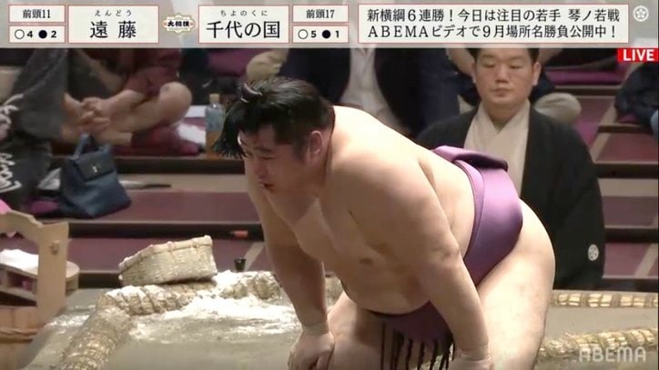 遠藤、激しい攻め合いで流血も…粘りの相撲で“カッとなった”千代の国に勝利し館内大興奮「これは名勝負」