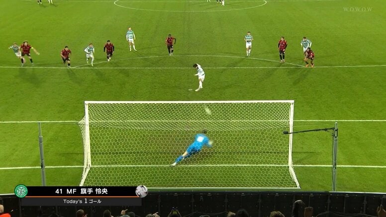 日本代表MF、大ブーイングのなか強烈PK弾を叩き込んでEL初得点！「一矢報いた！」GKの手を弾く弾丸シュート炸裂の瞬間