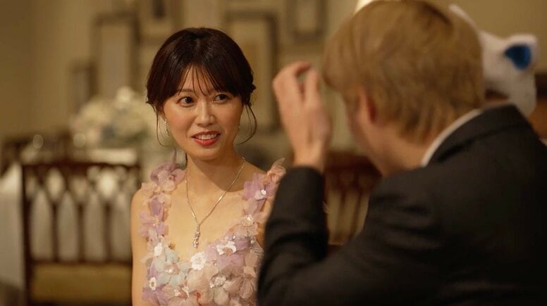 婚活中の32歳アナ、デコルテ美しいドレスで寄り添った年収4000万の金髪経営者に運命感じ「やっと会えた」