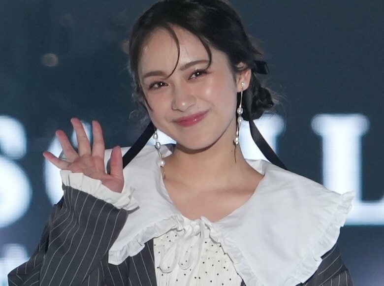 白ハイソックス姿が可愛すぎる平祐奈、ガーリーコーデでファン魅了！笑顔で投げキッスも